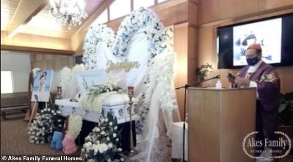Cenazesi 3 saat süren modelin tabutunun yanına en sevdiği fotoğrafı konuldu ve birçok kişi cenazeye katılarak son görevlerini gerçekleştirdiler.