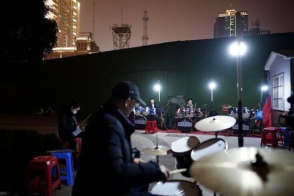Görüntülerde hayatın normal akışına döndüğü, sokak müzisyenlerinin müzik yaptığı görülüyor.