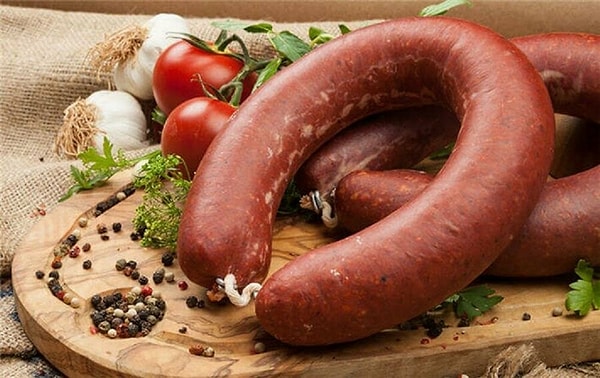 Derinden bir "vah" çekmiştik hep birlikte. Şu gördüğünüz sucuğun bile hayal olduğu bir süreçten geçiyoruz. Ürünlerin fiyatları yaramaz çocuklar gibi yerinde bir türlü durmuyor. E bu yerinde durmayan çocuklar da insanların başını ağrıtıyor haliyle. Görseli