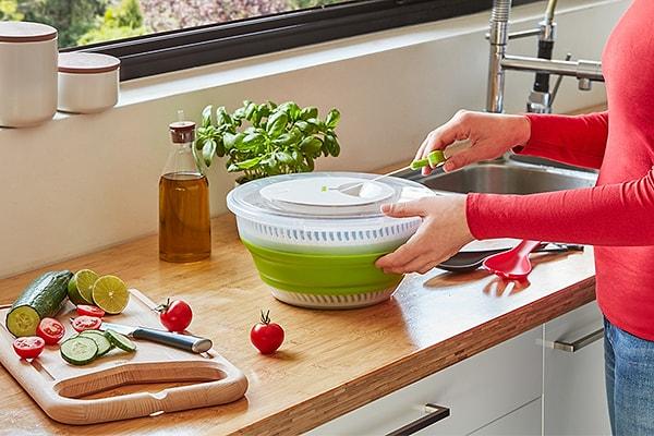 10. Tam salata yapıp sağlıklı besleneceğim diyor ama mutfağınız küçük olduğu için koca koca salata kurutuculardan alamıyorsanız işte katlanabilir salata kurutucu.