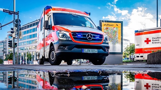 11. Küçük bir trafik kazasında bile en az 3-4 ambulans ve 10-15 tane polis gelir.