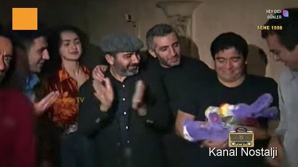 İstanbul'daki son gecesinde de bir mekana giden Maradona, Mustafa Topaloğlu'nu dinlemiş...