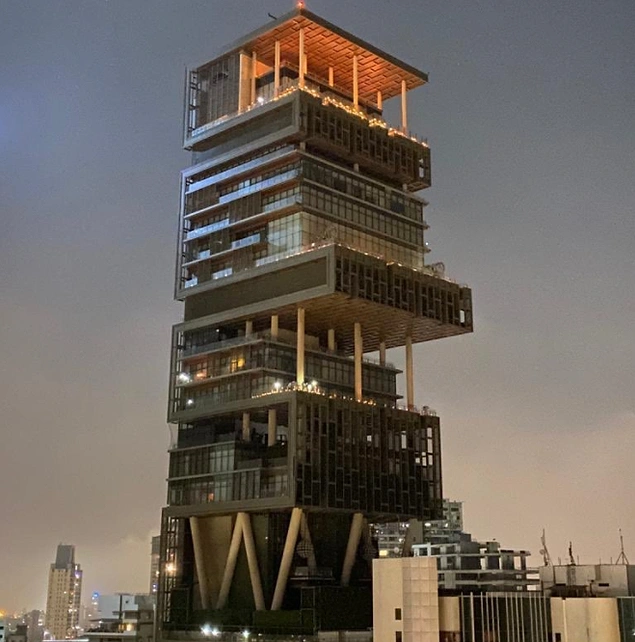 Mukesh Ambani'nin evi olan Antilia isimli bina dünyadaki en pahalı gayrimenkullerden biridir.