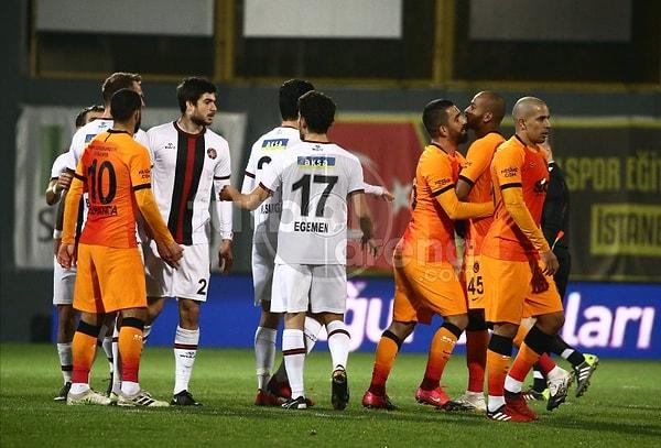 Maç sonunda çıkan kavga sonucunda Galatasaray'dan Marcao kırmızı kart gördü.