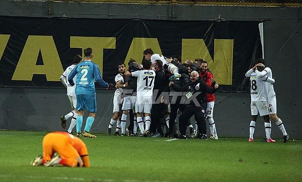 Karagümrüklü futbolcular, Mevlüt Erdinç'in golü sonrası büyük sevinç yaşadı.