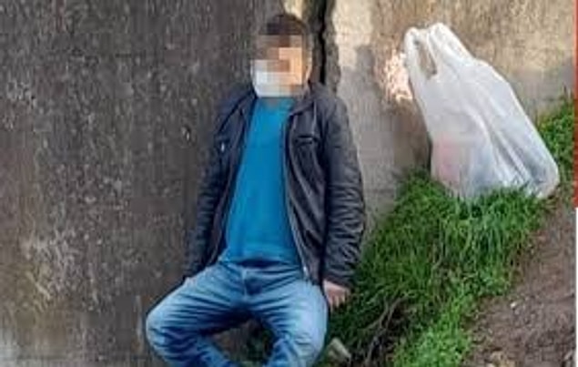 Ülke olarak çok zor günlerden geçiyoruz. Evine ekmek alamayan vatandaş avucuna "iş aş" yazarak intihar ettikten sonra bulunuyor bir korkuluğun altında.