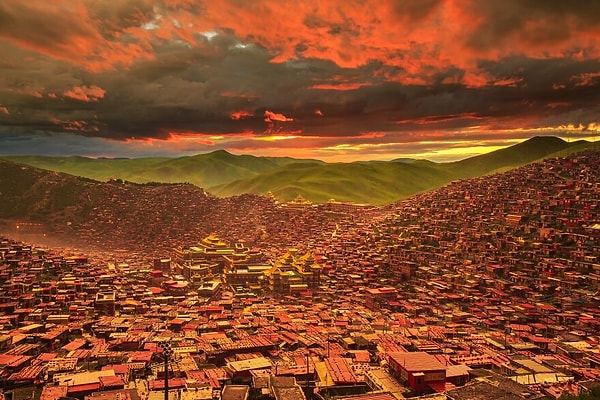 13. "В красном"