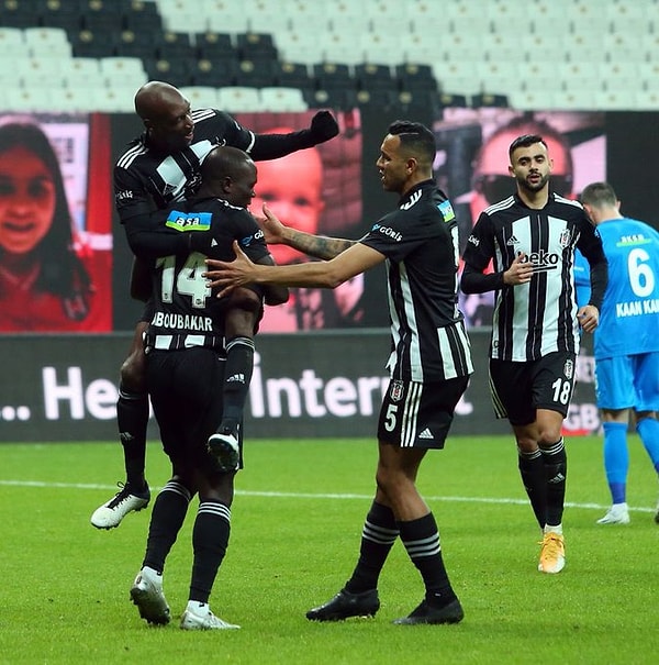 Kalan dakikalarda başka gol olmadı ve Beşiktaş galibiyeti 4 golle aldı.