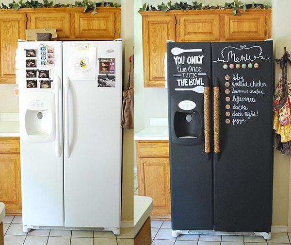 2. Akrilik boya ile pek çok yüzeyi boyarken buzdolabınızı kara tahtaya çevirmek istiyorsanız chalkboardı kullanmalısınız.