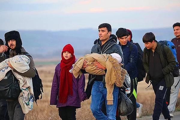 2. Türkiye'nin, mültecilerin Avrupa'ya geçişini kara ya da deniz yolu ile durdurmama kararı aldığını duyurmasının ardından Avrupa sınırına doğru yürüyüşe geçen mülteciler...