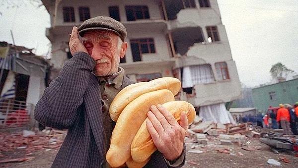 13. Marmara depremi sonrası elindeki ekmeklerle ağlayan dede...