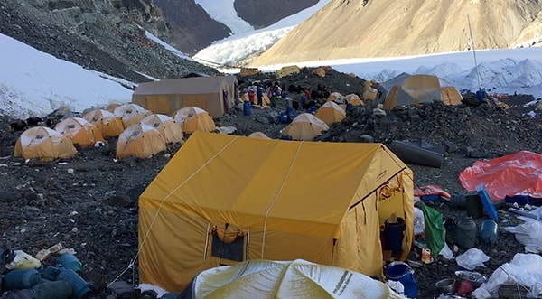 Став взрослой, она побывала в Индии и Тибете, где жила и работала горным гидом более 17 лет. После основания проекта «Чистый Эверест» она убедила местные власти поддержать ее проект, и они дали ей 50 яков, чтобы при помощи них спускать отходы вниз по склону горы. Мы можем только надеяться, что Марион продолжит свою миссию и что другие пойдут по ее стопам.