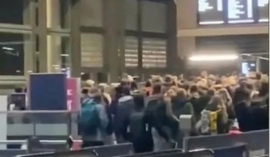 Londra'dan Kaçış İzdihamı: Yasak Kararı Uygulamaya Geçmeden Önce Terminaller Doldu