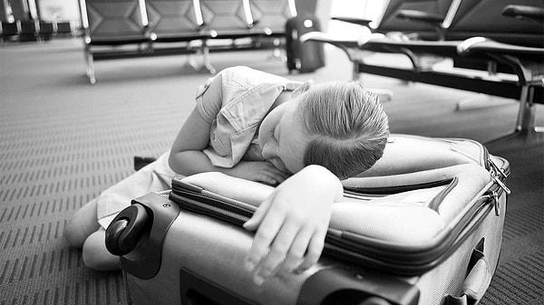 Uyku zamanlarımızın üzerinde sık sık değişimlerin olması tıpkı tekrarlayan Jet Lag gibi beynimizde stres hormonlarını arttırıyor.