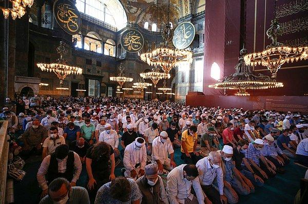 24 Temmuz – Müzeden camiye dönüştürülen Ayasofya, 86 yıl sonra kılınan cuma namazı ile birlikte ibadete açıldı