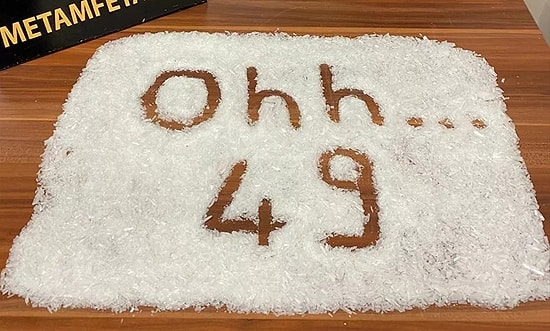 Muş'ta Polisler Ele Geçirdikleri Uyuşturucuyla 'Ohh' Yazdı