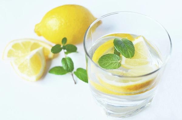 1. Limonlu ılık su içmek