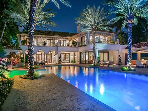 Ve bahsedeceğimiz son ev, 2020 yılında Lopez ve Rodriguez'in Miami'deki özel bir adada 32,5 milyon dolara aldıkları bu konak.