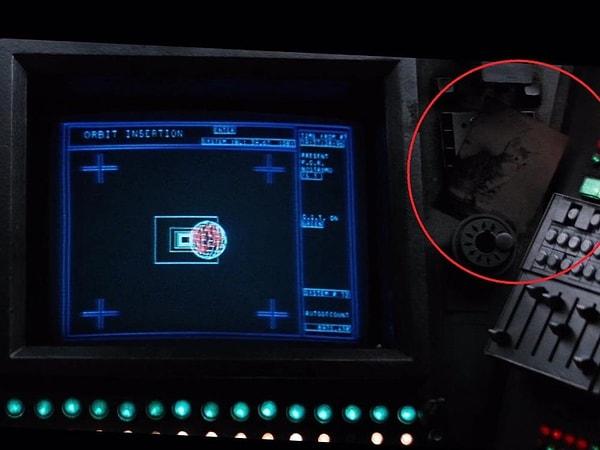 16. 'Alien' filmindeki geminin kedisi olan Jonesy'nin yavruyken çekilmiş fotoğrafı Nostromo'daki bir bilgisayarın yanında görülüyor.