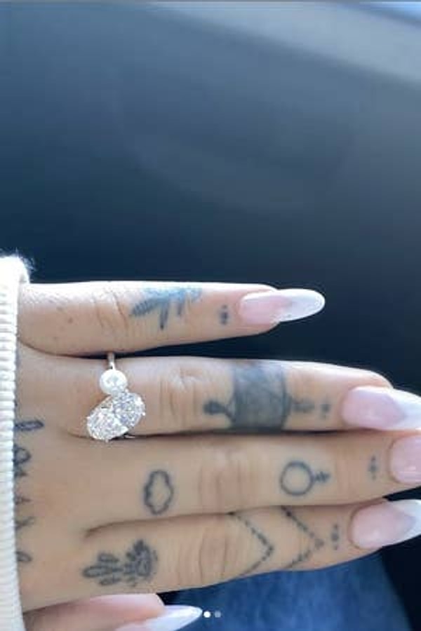 Фанаты и знаменитости, среди которых Ким Кардашьян, Деми Ловато и Хейли Бибер, поспешили поздравить пару с помолвкой.