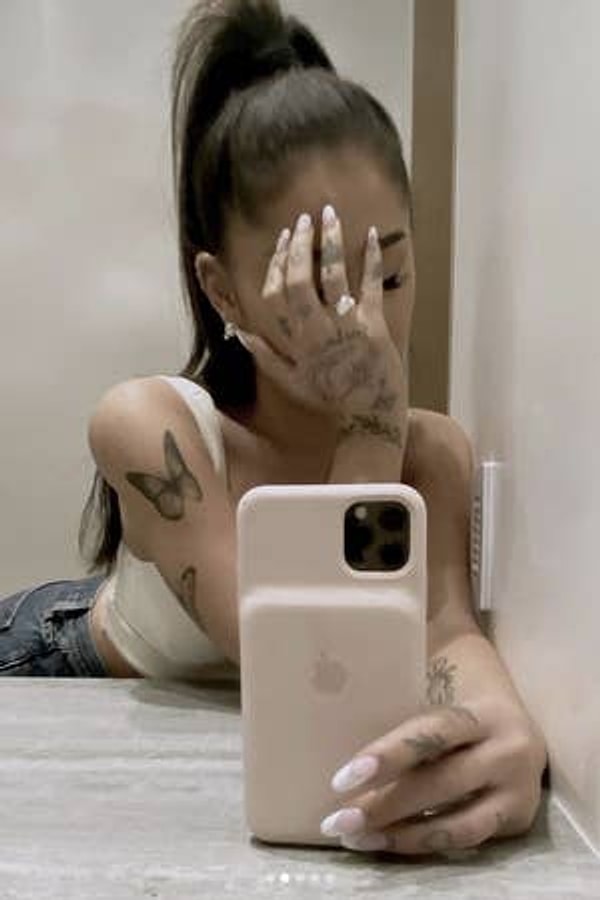 Певица "7 Rings" анонсировала эту новость в Instagram, засветив довольно большой бриллиант с фотографиями себя и своего жениха Далтона Гомеса.