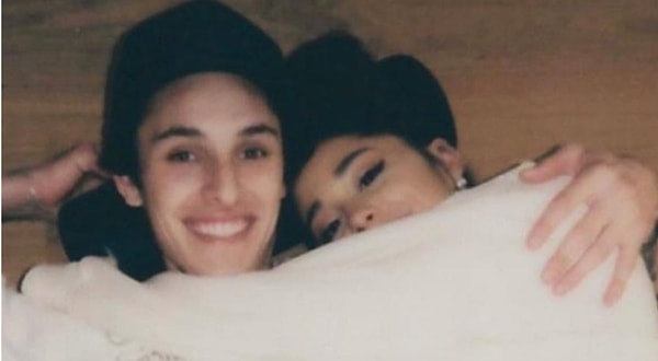 Поклонники также заметили, что подпись Арианы под их снимком с Далтоном, казалось, еще раз делает отсылку на ее бабушку с дедушкой. В Instagram она написала: "Forever n then some." («Навсегда»).