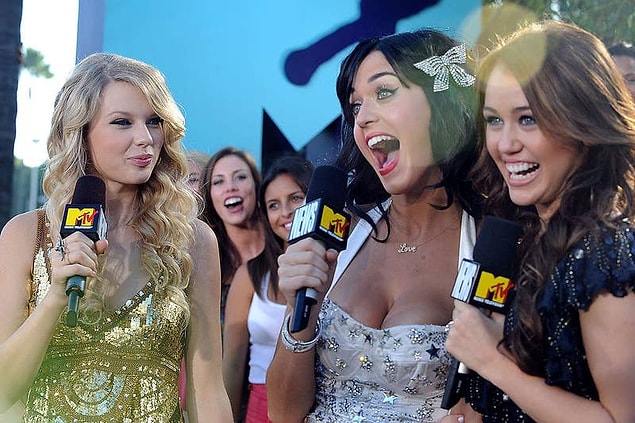 31. Katy Perry, Taylor Swift'in ve Miley Cyrus'un saçlarından parçaları çantasında saklardı.