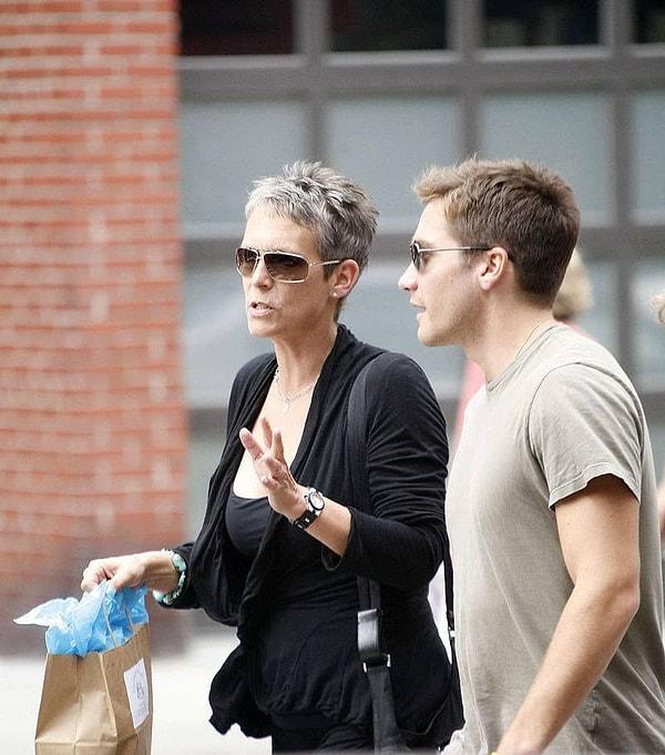 36. Jamie Lee Curtis, Jake Gyllenhaal'ın vaftiz annesidir. Jake ise Heath Ledger'ın kızının vaftiz babasıdır.