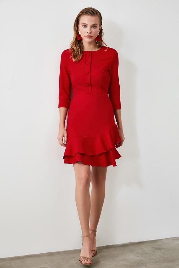 9. Milla'nın kırmızı düğme detaylı volanlı elbisesi çok zarif.