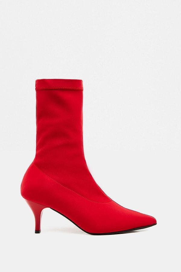 11. Koton marka kırmızı çorap bot iddialı giyinmeyi sevenler için.