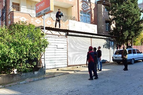 Adana'da İntihara Kalkışan Genç Basın Mensuplarına Tepki Gösterip Saçlarını Tarayarak Poz Verdi