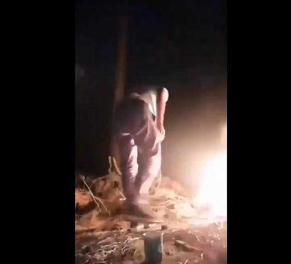 Adana’da çekildiği düşünülen görüntülerde, tavuğun boğazını kesen Y.Y.’nin, kanını da bir kaba akıttığı görüldü.
