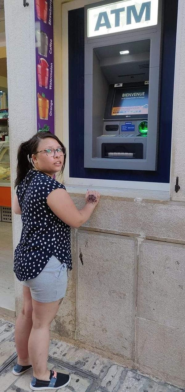 11. "Kız arkadaşım Hırvatistan'daki ATM'yi kullanmaya çalışıyor."
