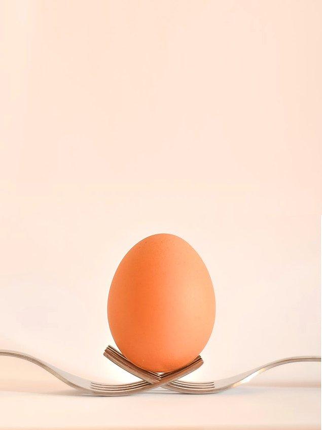 Yapmanız gereken yumurtanın sesine odaklanmak. Yumurtayı hafifçe salladığınızda içerisindeki sıvı sesi netse yumurtanız artık taze değil.