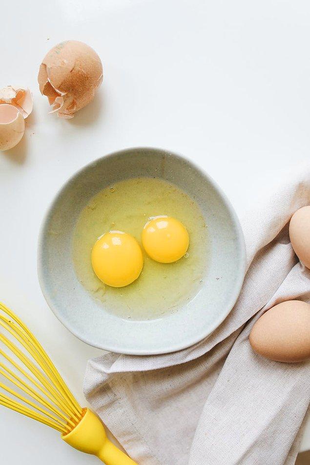 Kırılmış yumurtanın rengi çok şey anlatır. Beyaz kısımlar bulanıksa taze yumurtadan bir omleti hak ettiniz demek. Sarısının parlaklığı da tazelik belirtisidir.