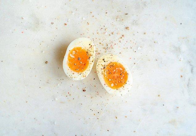 Kırılan yumurtadan keskin, kötü bir koku geliyorsa yumurtadan uzaklaşmalısınız. Kötü koku, bayat yumurta anlamına gelir.