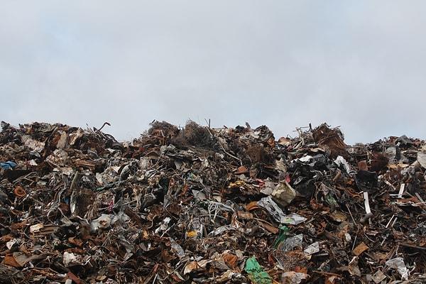 5. Çöp döküm alanları toprağın kirlenmesine sebep olan en büyük şeydir ve bu alanlardaki atıkların en az %80'i geri dönüştürülebilir şeylerden oluşmaktadır.