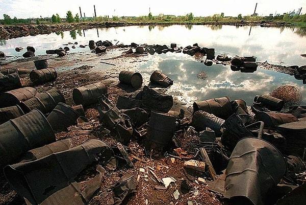 9. Dünyanın en kirli yeri Karaçay Gölü'dür. Rusya tüm nükleer atıklarını bu göle atmıştır, burada 1 saat geçirmek kalıcı hasarlara hatta ölmenize bile sebep olur.