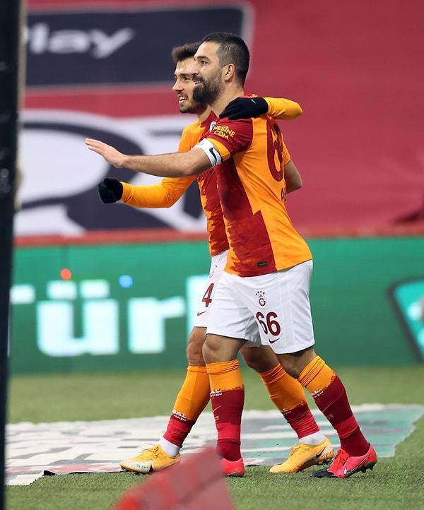 12'de Galatasaray, Arda Turan ile skoru 2-0 yaptı.