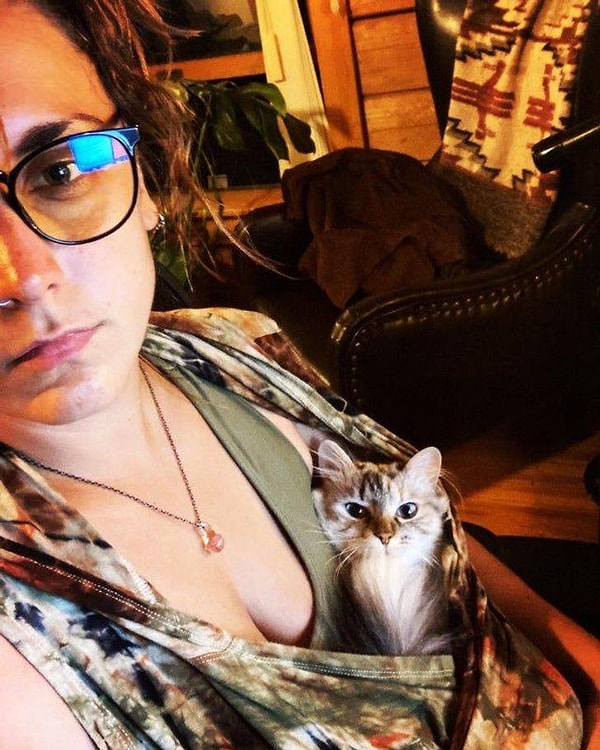 14. "Я была вынуждена смастерить слинг для своей котейки, потому что она постоянно отвлекала меня от написания диплома, прыгая на клавиатуру".