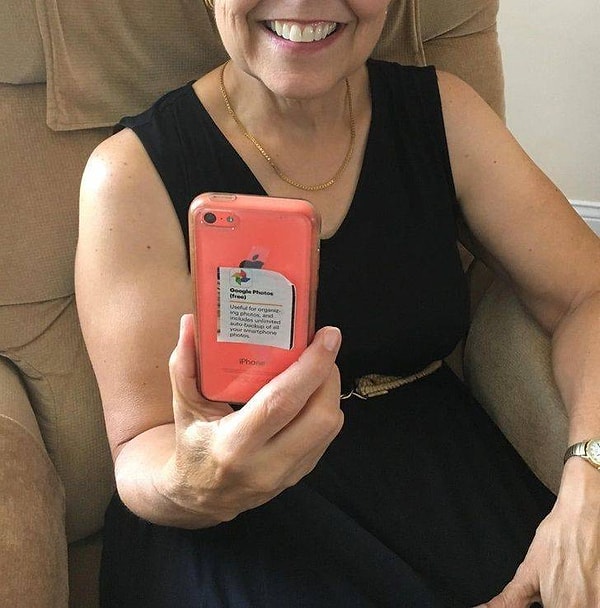 9. "Мама увидела в газете интересную заметку об одном приложении и вместо того, чтобы просто сфотографировать ее, она вырезала заметку из газеты и приклеила ее к своему смартфону, чтобы не забыть".