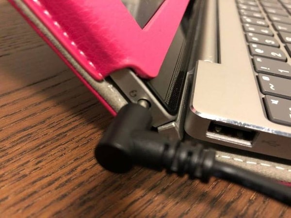 13. "Наконец-то я понял, почему мамин ноутбук не заряжается".