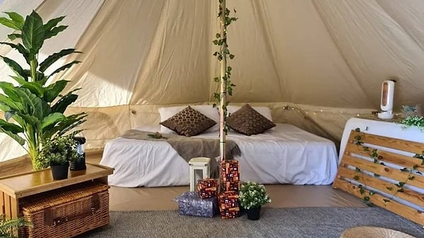 Палатки четыре метра в диаметре, выглядят не хуже, чем полноценный гостиничный номер.