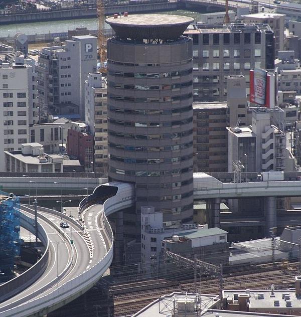 6. Otoyolun binanın içinden geçmek zorunda olması Japonya'da bir sorun değil.