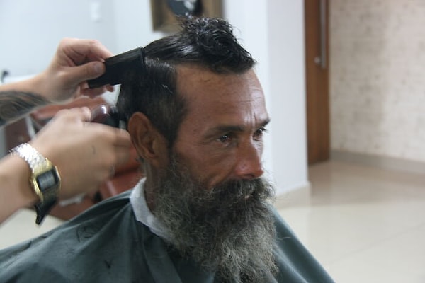 Сначала они вымыли и побрили Жоау.Затем  остригли ему волосы и подстригли бороду.