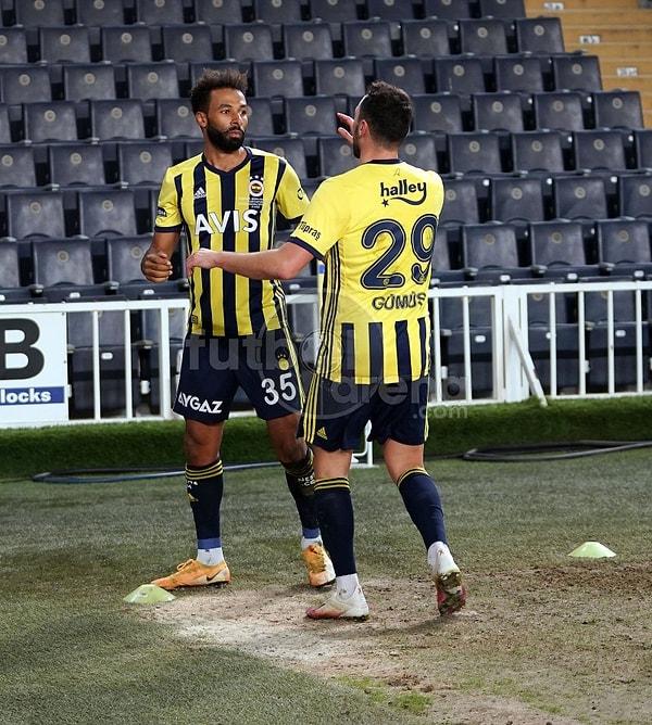 Fenerbahçe, 45+2'de Nazım Sangare'nin golüyle skora dengeyi getirdi ve ilk yarı sona erdi: 1-1