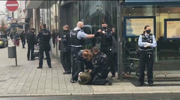 Ülkenin Kuzey-Ren Vestfalya eyaletine (KRV) bağlı Wuppertal şehrinde, bebeği ile birlikte diş hekiminden çıkan başörtülü bir kadın, maske takmadığı gerekçesiyle polis tarafından durduruldu.
