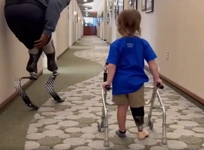 Paralimpik Atletin Protez Bacağı ile İlk Kez Yürüyen Çocuğa Destek Olduğu Anlar