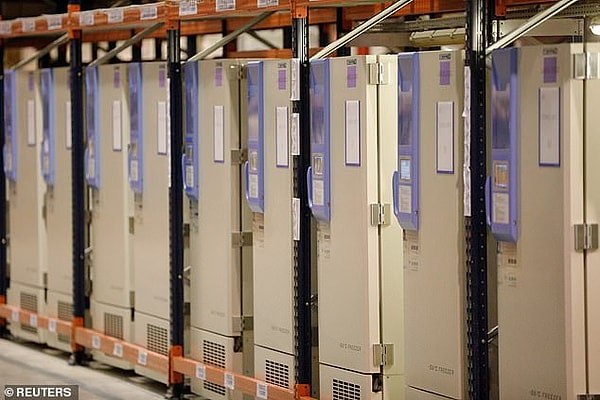 Морозильные камеры изображены на складе, который будет использоваться в качестве логистического центра для распределения вакцины COVID-19 в Шантелуп-ан-Бри. Правительственная кампания вакцинации должна начаться в воскресенье.