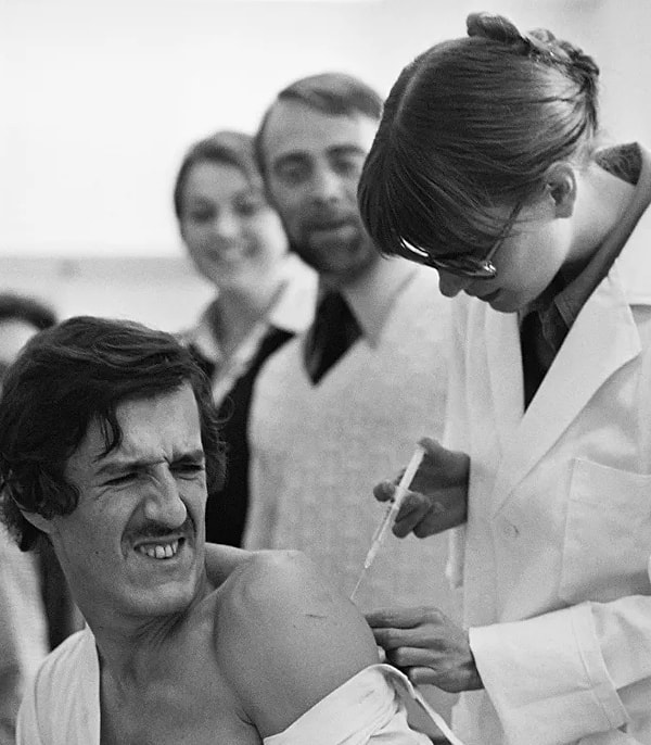 Кадр из массовой вакцинации против гриппа в столице Франции Париже, 1976 г.